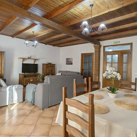 Con Piscina Cortinales Holiday home *