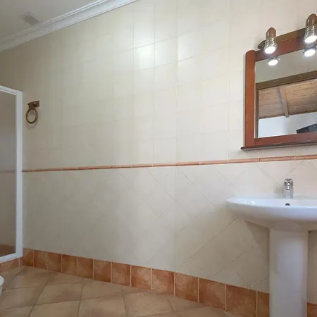 Con Piscina Cortinales Holiday home *