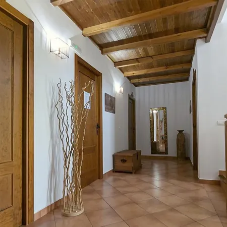 Con Piscina Cortinales Holiday home *